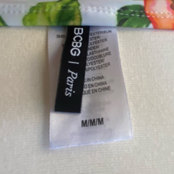 BCBG PARIS Medium Peach Poof Sleeve
Bikini Top NWT - Picture 9 of 10